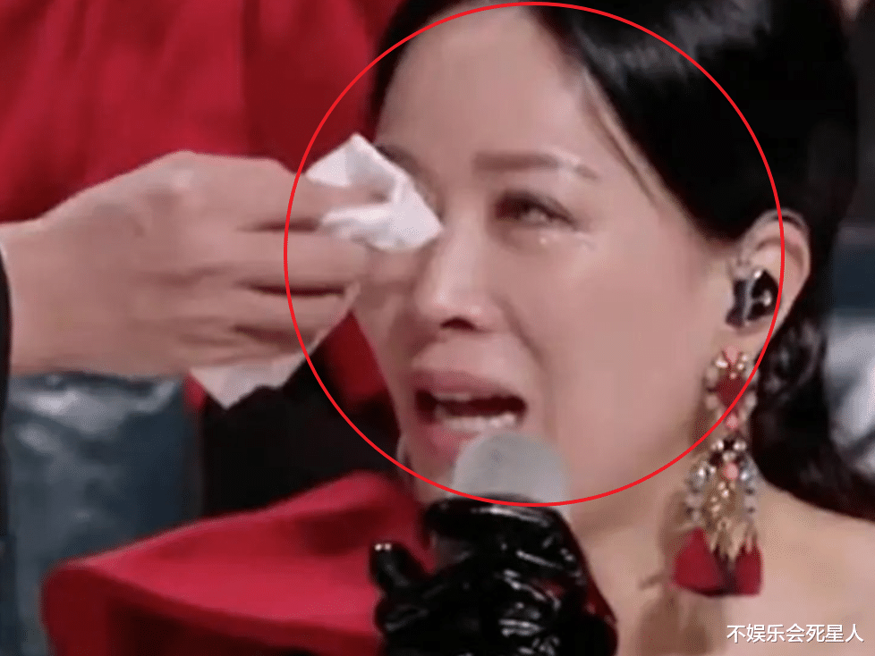 《浪姐2》总决赛，那英痛哭到假睫毛掉了，秦昊的反应获网友怒赞