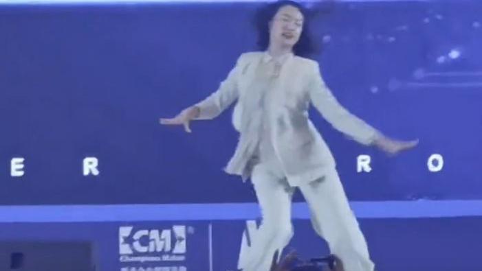 雪中悍刀行|董明珠美秘书穿西装热舞！头发狂甩扭腰摆跨，一旁总裁帮忙接话筒