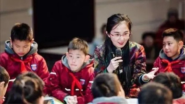 “老师”胡红梅：一条朋友圈的讽刺，揭开了旗袍女神抄袭的遮羞布