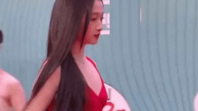 关晓彤|关晓彤新活动图风尘味太重，减肥减了个寂寞，吃植物肉也不管用