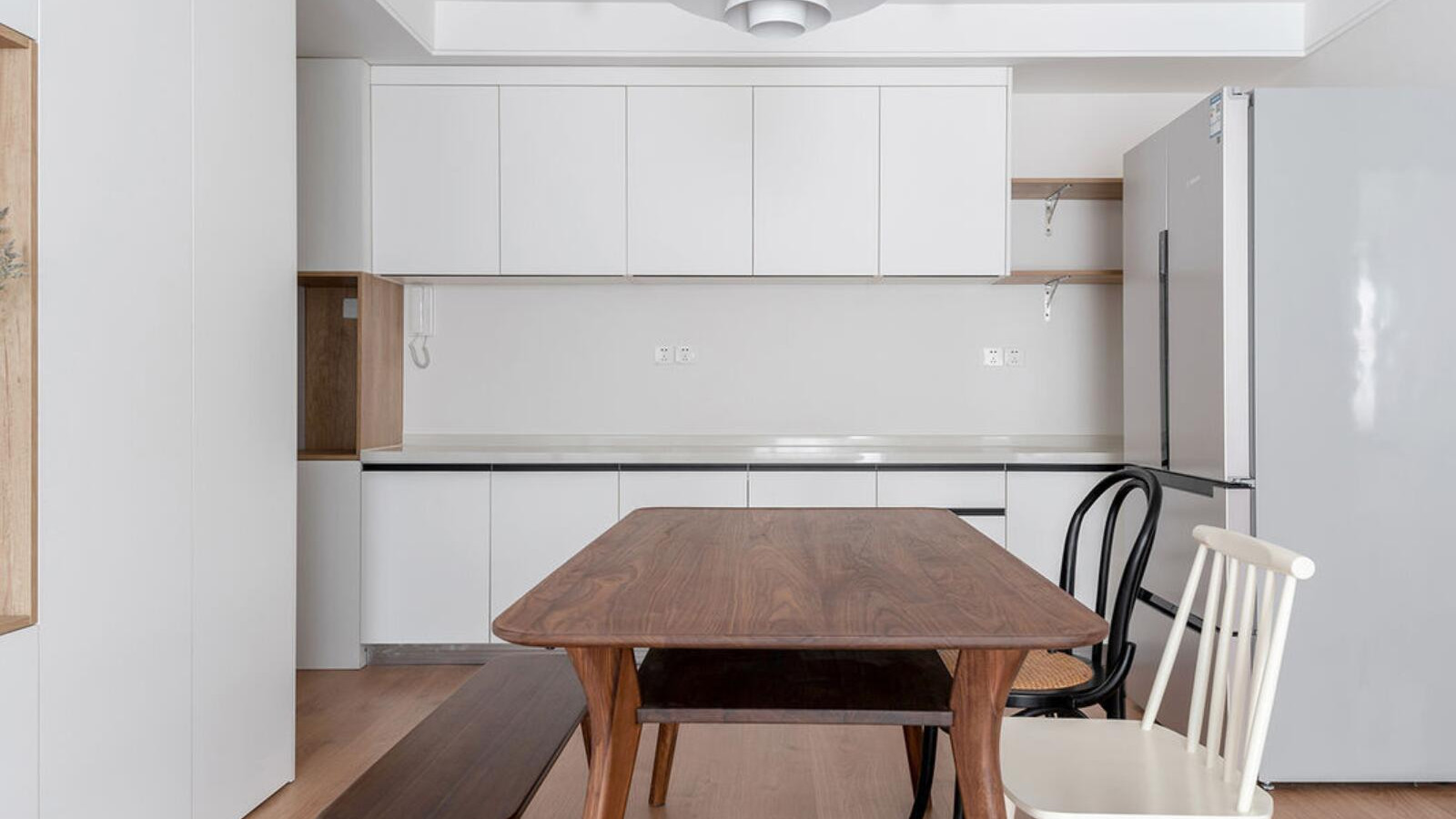 柜子做一体式越来越普遍，看她家，不仅收纳强大，还不占空间