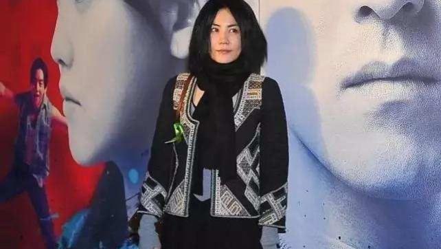 水果 王菲确实该服老了，穿印花外套扎围巾像小老太，缩着脖子仪态不佳