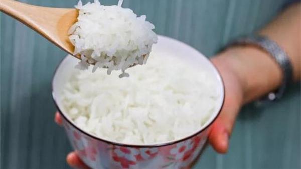 米饭 一个月不吃米饭减了9斤，为什么不吃饭，体重会降得这么快？