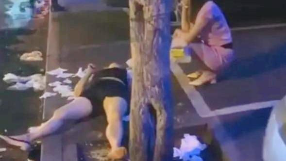 嗨情人|女子深夜醉酒睡大街，闺蜜求助遭她老公骂：要带小孩，跟谁喝谁管