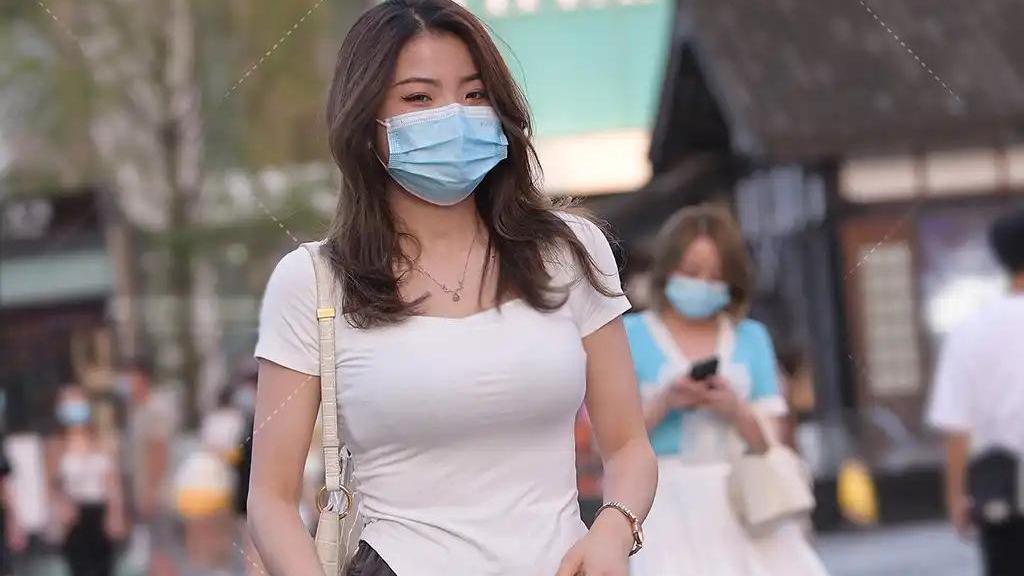 田间诗 阳光明媚的天气，适宜穿一件U领体恤衫搭配抽绳超短裤的装扮！