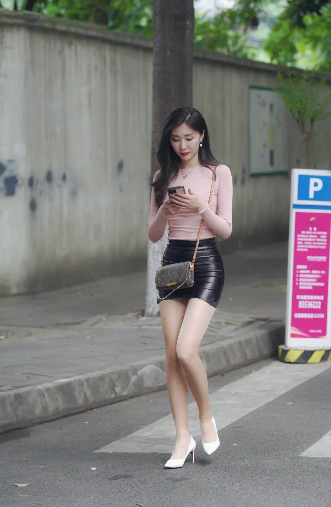 街拍:穿黑裙的时髦女生,长发的女孩都都雅