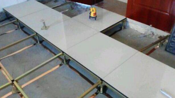 最近贴瓷砖居然不用水泥？这样做坏了能直接拆卸，20年不担心水泥老化