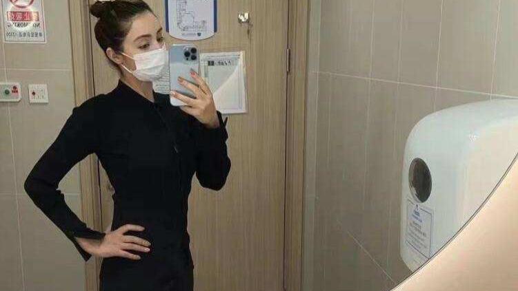 麦迪娜·买买提 麦迪娜晒产后恢复对比照，40天瘦身惊人，紧致小蛮腰已再度重现
