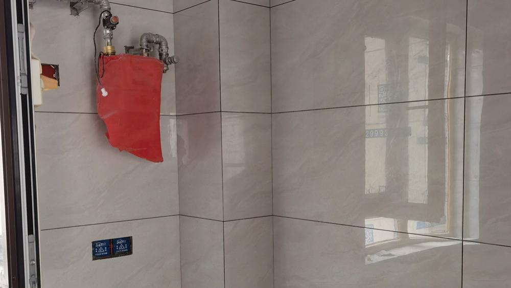 最新墙面贴全瓷砖的的业主请注意，全瓷砖打孔请用专用钻头