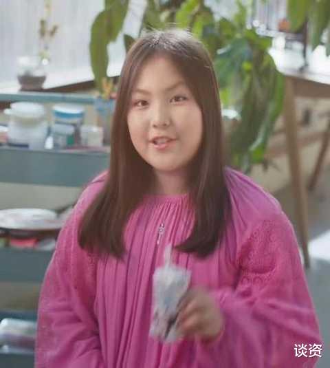 王诗龄挑染紫发，太时髦，小胖妞变女神，爸爸满头白发像爷爷