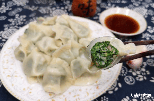 煮冷冻饺子,开水下锅还是冷水下锅?学会一招,饺子不开裂不露馅 煮冷冻饺子,开水下锅还是冷水下锅?学会一招,饺子不开裂不露馅