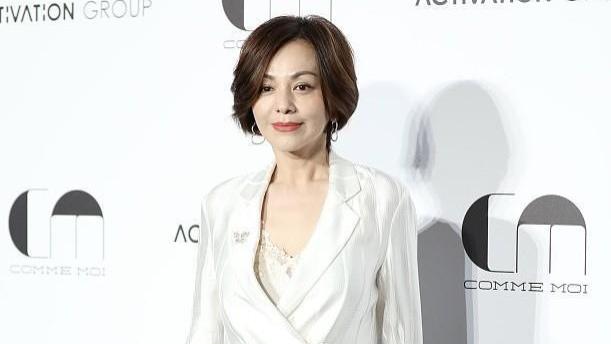 穿衣搭配 王琳自带贵气感，穿白色西装配短裤，短发凌厉看着就霸气