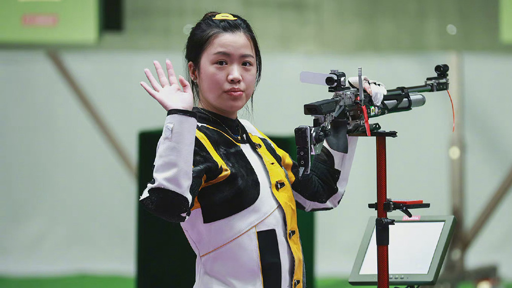 00后|00后清华学霸杨倩真给自己长脸，戴小黄鸭染美甲拿冠，站C位领奖台闪耀东京奥运会