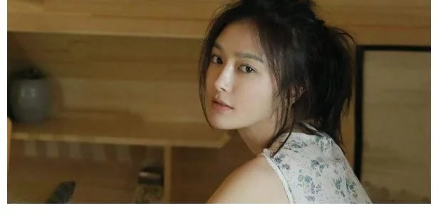 曾与黄晓明同居5年，因耍大牌被封杀10年，今41岁走红颜值如少女