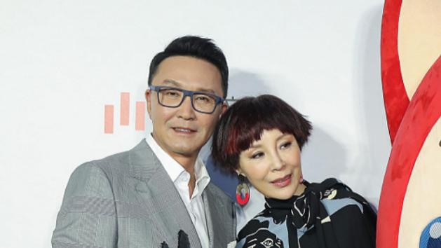 穿衣搭配 没想到吴刚妻子也这么美，穿黑衣配短发真优雅，看着也挺年轻的