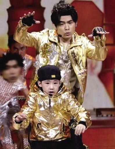 9岁与周杰伦登春晚,父母为他卖掉房子,侯高俊杰如今怎么样了? 9岁与周杰伦登春晚,父母为他卖掉房子,侯高俊杰如今怎么样了?