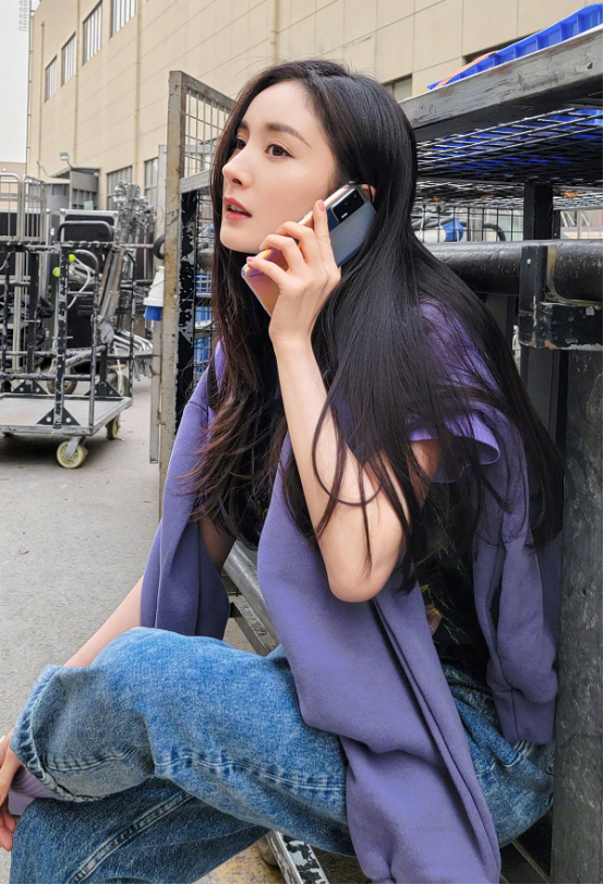 杨幂嫩的不像当妈的,不说真猜不出来她孩子6岁了,侧脸立体挺美 杨幂嫩的不像当妈的,不说真猜不出来她孩子6岁了,侧脸立体挺美