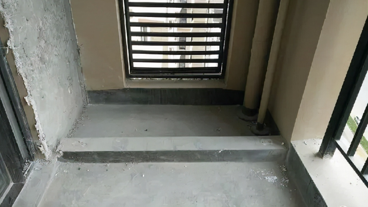 “偷”空间需谨慎，胆大邻居竟把设备平台改阳台，难道不怕塌？