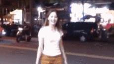 书尽心生|搞笑GIF：当群演的女朋友！大家看看，她这演技如何？