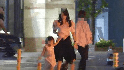 高马尾 章子怡接女儿放学，私下很接地气，不化妆却不忘画眉毛