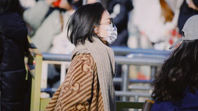 倪妮|倪妮上央视二次联排好奢华，穿4万男士毛毯大衣配3900眼镜，怕冷系围巾看不到脖子