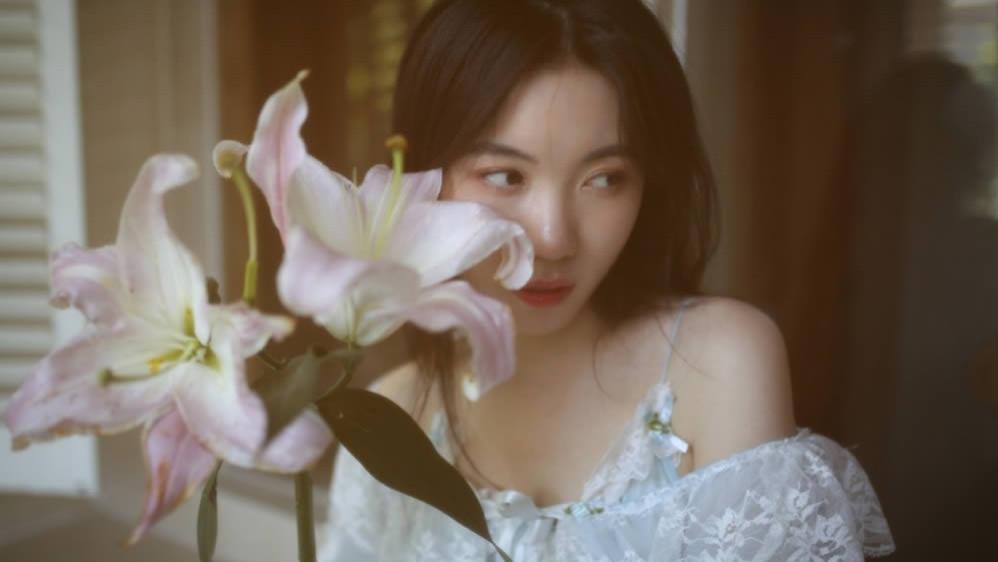 氧气美女长裙朦胧写真