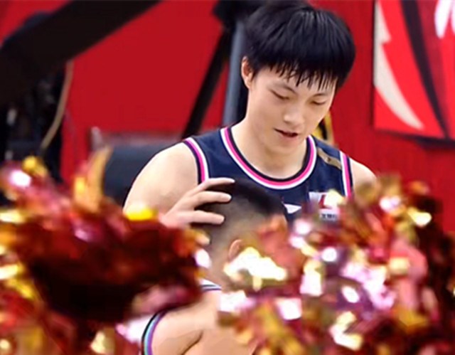 摸摸头，别难过，晚上来我房间一