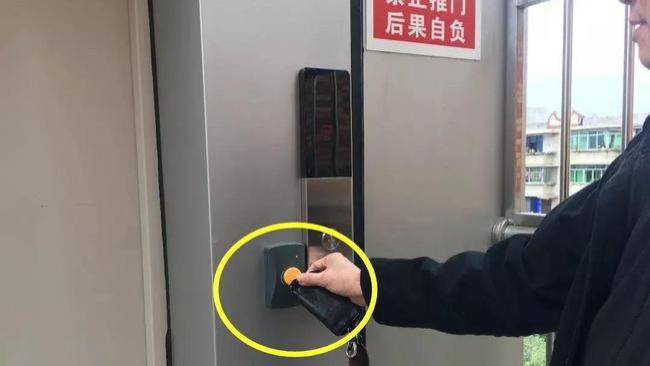 老小区加装电梯，阳台改玄关，抬脚就进屋，居然有人不愿意？