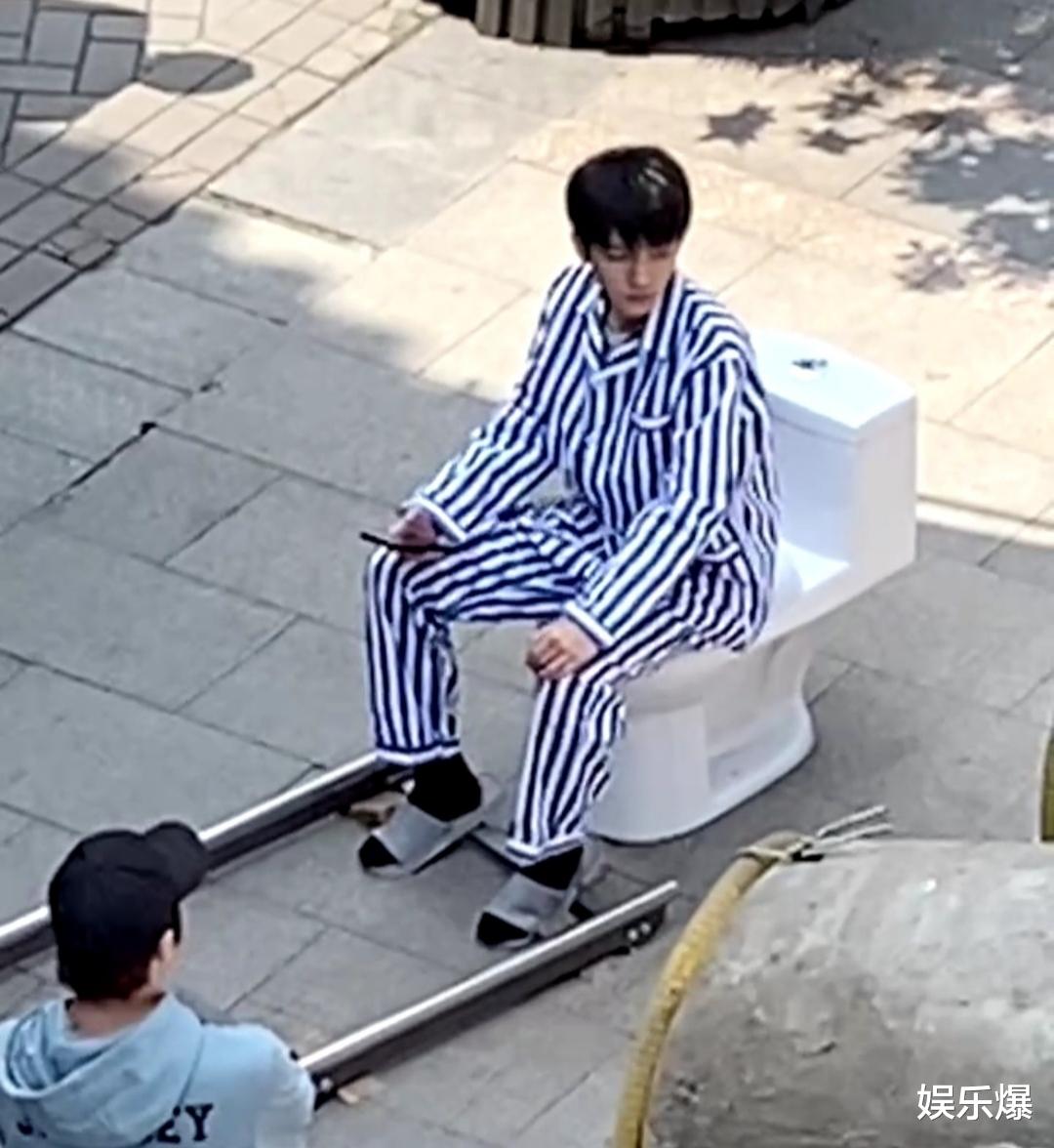 王俊凯新剧路透曝光，比起穿病号服，更令人惊讶的是坐在马桶上