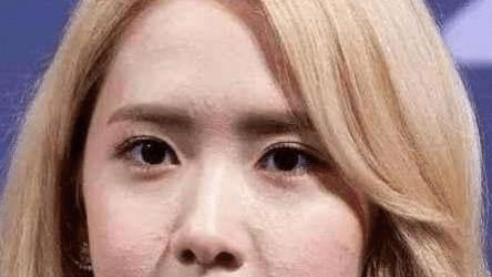 底妆 48岁宁静又火了？浓妆下粗糙皮肤太显眼，底妆卡粉看着好尴尬