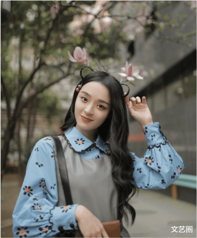 李莎旻子和隔壁老樊逛街被偶遇，两人全程牵手甜蜜自拍，画面高甜羡煞网友