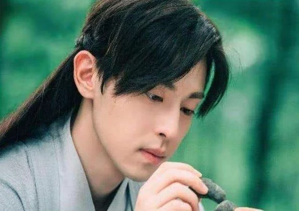 邓伦私下两个字唤杨紫,而张艺兴却唤她4个字,关系差距一目了然