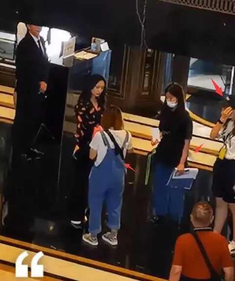 助理为给杨幂穿鞋整整蹲了10秒，网友：现在的艺人都是“残疾人”