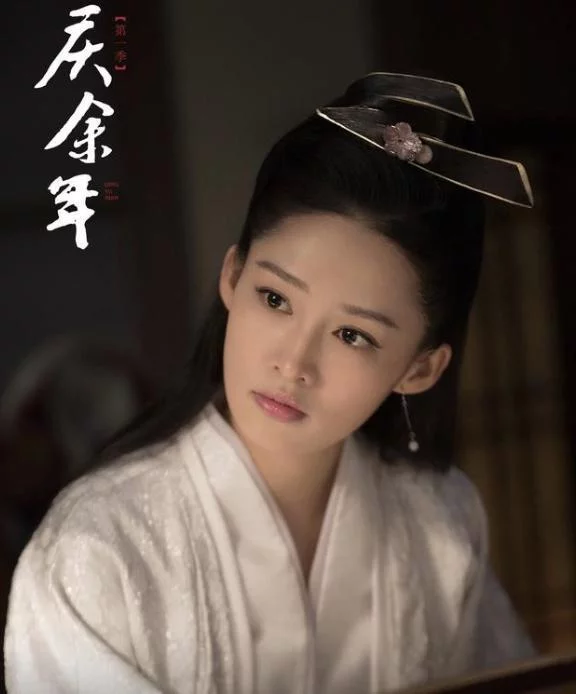 9年前她给李沁做配角,7年后李沁给她做配角,网友:最强逆袭