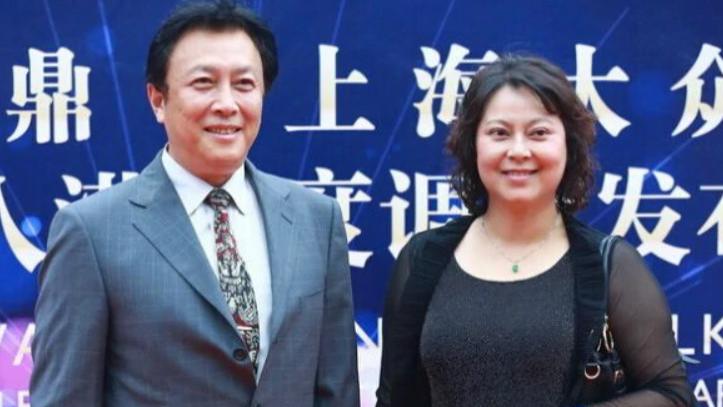 69岁唐国强2千万豪宅曝光，客厅宽敞装修高档，后院大得像花园