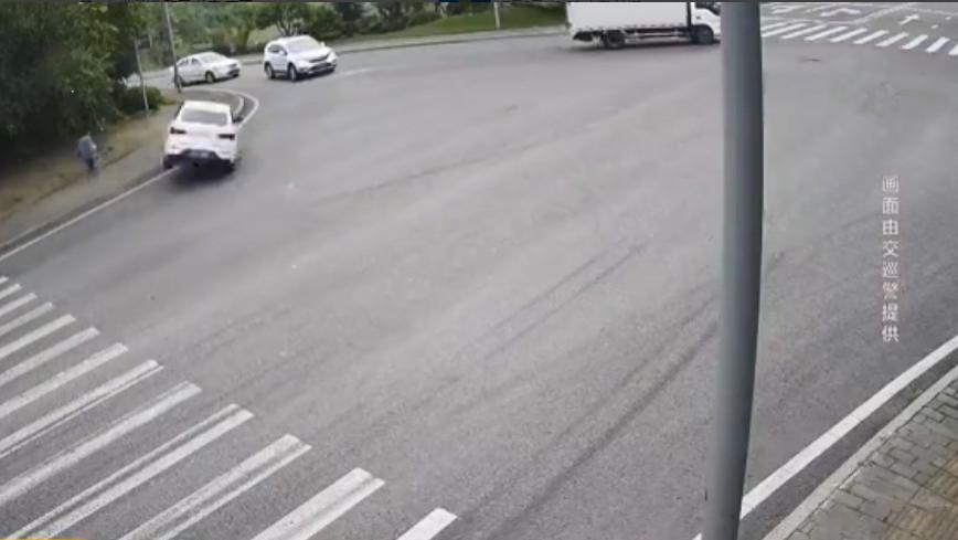 疾驰的辉腾|重庆璧山：小轿车路口失控翻滚殃及过路小客车，道路监控还原事发全过程