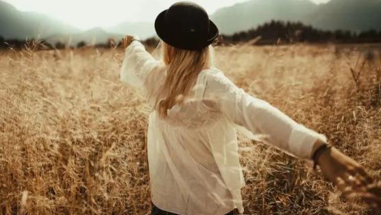 自知冷暖|男女之间，故意让你拿下的女人，会有这3种行为，男人别傻乎乎不懂！