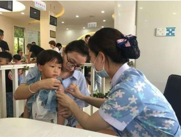 第一针打的是免费脊灰疫苗，接下