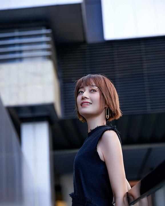 马伊琍从不刻意扮嫩却“美成画”，全黑look配不变短发，高级优雅