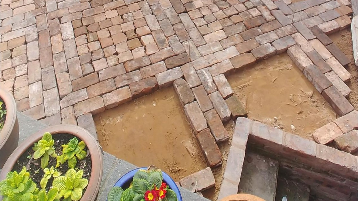 家里有个小院，不请工人我自己用1000块红砖铺地，比打水泥效果好