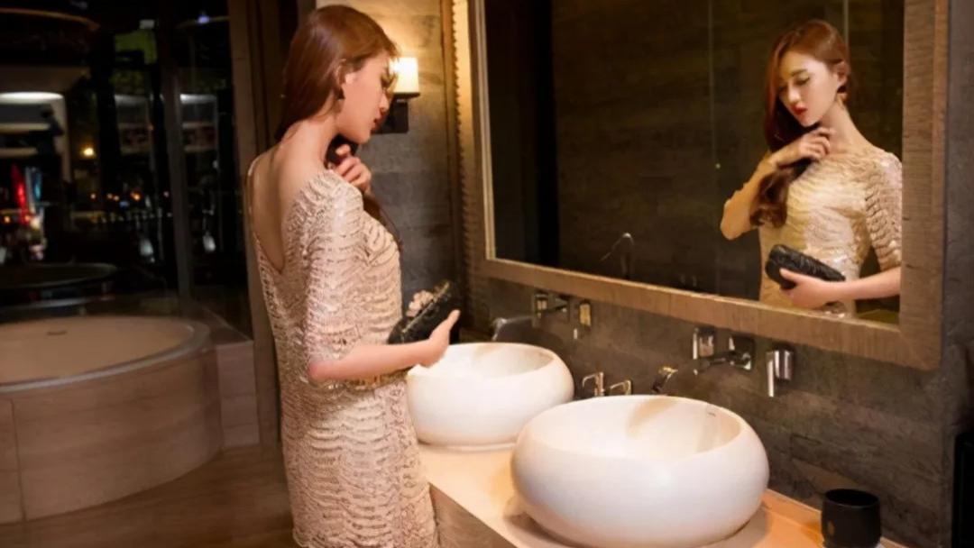 为何KTV明明有公厕，包厢内部还要装修厕所？美女前台透露内情