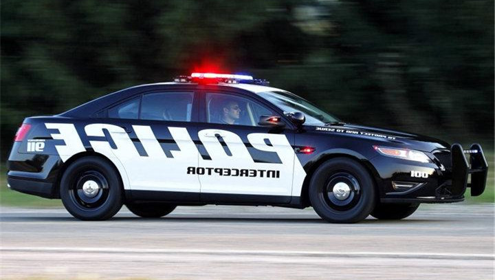 他们刚刚还准备 朝我 开枪 现在我倒要和他们开玩笑 美两女子被误当 偷车贼 遭警察围堵 情感资讯 早游戏