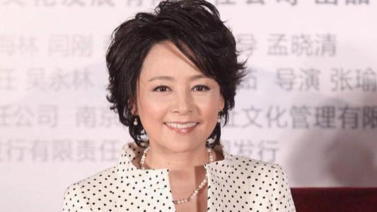 西装|张瑜真的63了吗？穿一身波点西装套裙配短发，看着高级还不显老