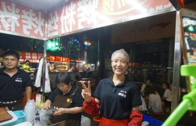 烙饼|山东90后美女开着宝马卖烤粉丝，每天流水两三万，直言没时间花钱