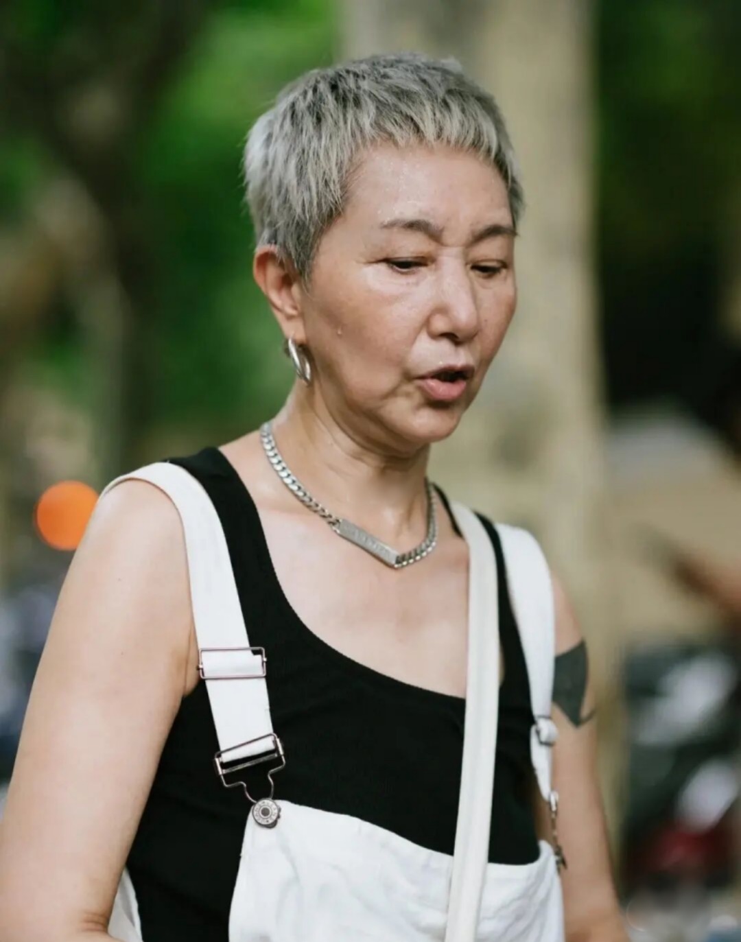 60岁上海奶奶真时髦!穿背带裤骑单车出门,头上裹块花头巾好拉风