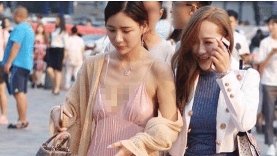 |果然，漂亮的妹子穿衣服就是任性，走在街上我都替她尴尬啊！哈哈哈哈