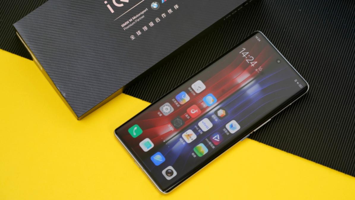 iqoo|国产手机新爆款诞生，斩获各大平台“双冠军”，起售价3799元！