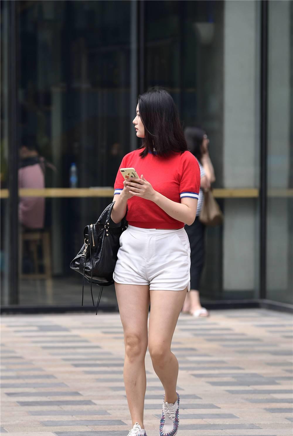 白色修身短裤，搭配红色半袖，穿出生气和活力_娱乐八卦新闻