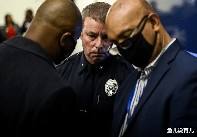 美国警察接连枪杀黑人 引发黑人社会愤怒 他们包围警察局要求交出杀人凶手 育儿资讯 娱乐新闻网