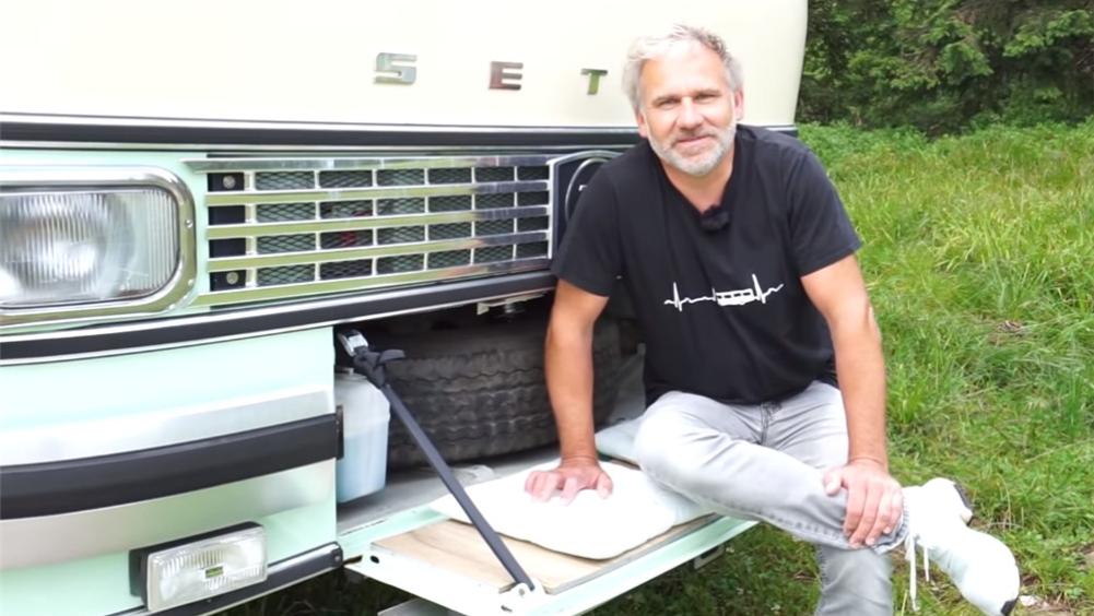 大叔买下1983年废旧公交车，把车内26㎡空间变成蜗居，网友：牛啊